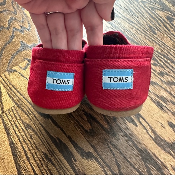 Women’s Size 10 Red Toms - Picture 5 of 6